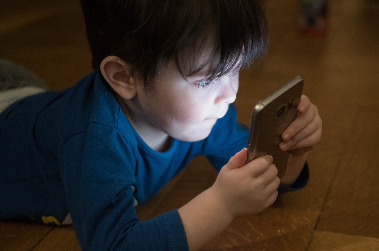 How to Use Parental Control Apps to Keep Your Child Safe Online