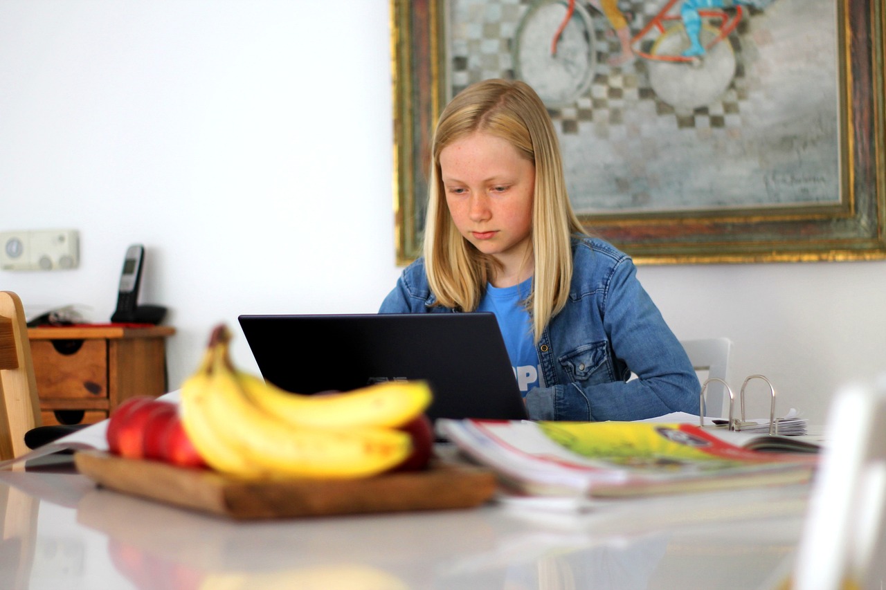 Role of Parental Control Apps in Enhancing Child Internet Safety 