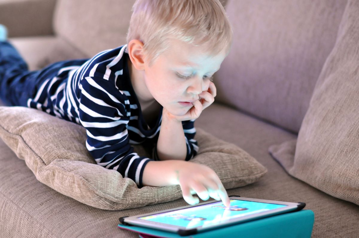 The Impact of Setting Screen Time Rules on Family Relationships 