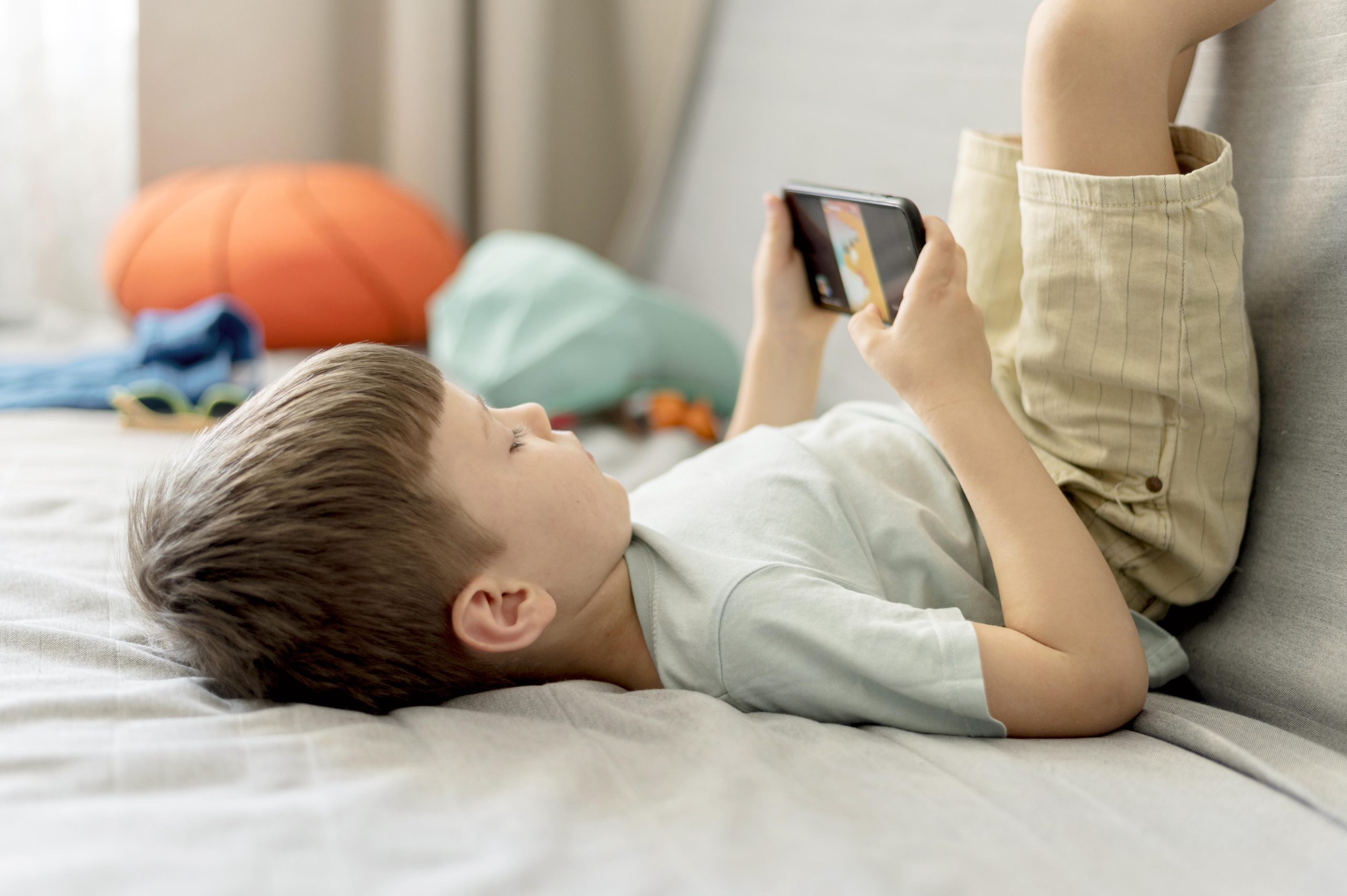 How to Monitor and Control Your Children's Mobile Device Usage 